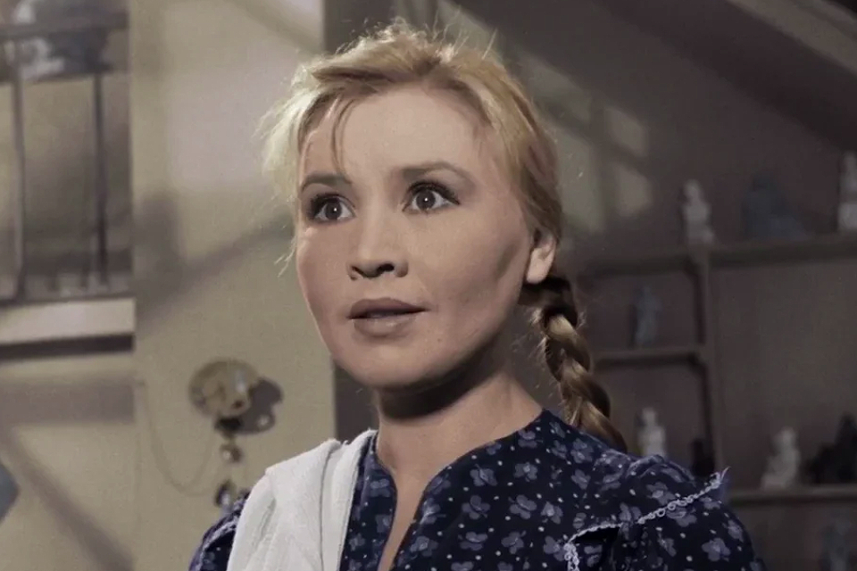 Трагедия Екатерины Савиновой: почему актриса, сыгравшая Фросю Бурлакову в «Приходите завтра…», покончила с собой в 43 года