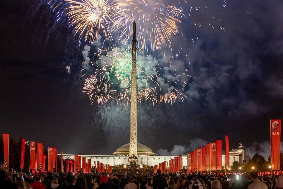 Фото и видео салюта на День Победы в Москве 9 мая 2023: лучшие кадры