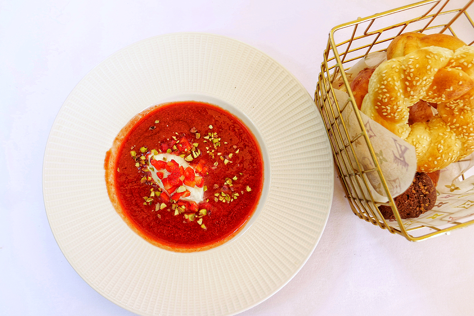 Стейк из арбуза в «Бибирево», петушиные гребешки в Modus и утята-супницы в AQ Kitchen