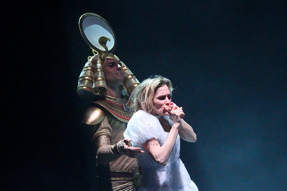 Рецензия на спектакль «Вероника решает» (2024) в театре «Модерн»: как душевнобольные обретают смысл жизни