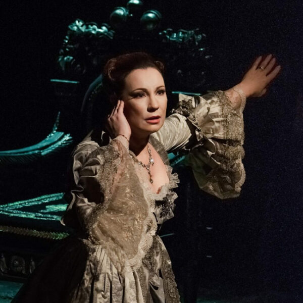 Спектакль «Любовь у трона» в Театре Вахтангова 