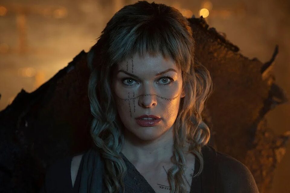 Фильм «В потерянных землях» (2025): Милла Йовович и Дэйв Батиста в экранизации рассказа Джорджа Мартина
