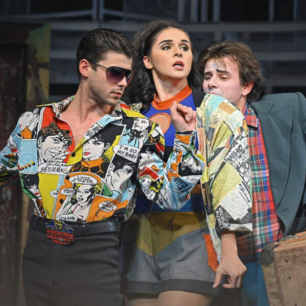 Спектакль «На чемоданах» в Театре Вахтангова