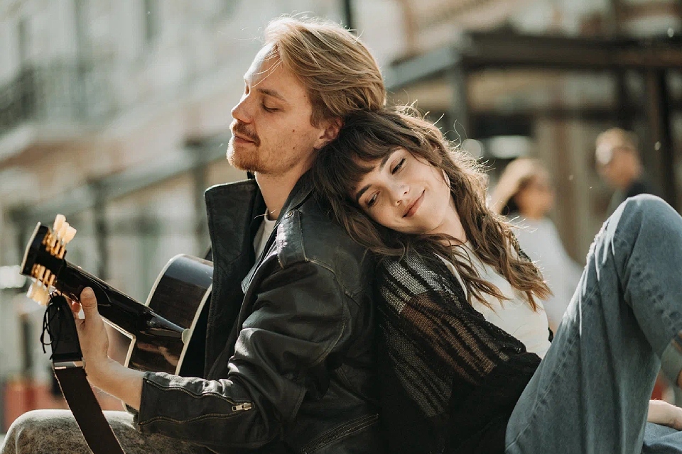 Фильм «Плагиатор» (2025): Роман Евдокимов переносится в 1991 год и начинает петь еще не написанные хиты