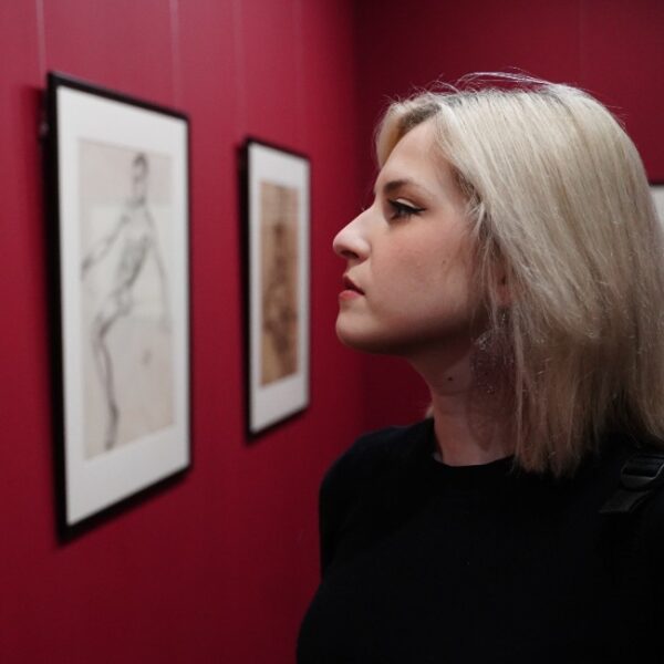 35 лучших идей, куда сходить в Ночь искусств 2025 в Москве: от теней старых усадеб до танцующих проекций и говорящих кошек