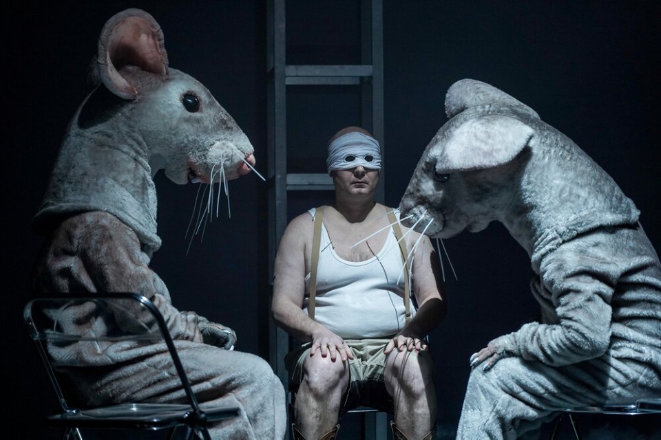 Рецензия на спектакль «Цветы для Элджернона. 30 лет спустя» (2025) в Театре Модерн: от Билли Миллигана до Антихриста