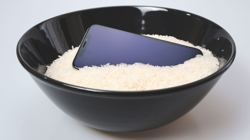 Использование риса для просушки телефона. Фото: Orapruek / Shutterstock / Fotodom