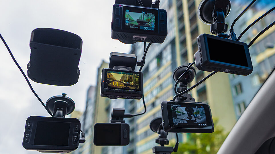 18 лучших видеорегистраторов с двумя камерами в 2025 году