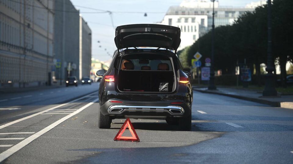 Аварийный знак рядом с автомобилем. Фото: Булатов Алексей / KP.RU