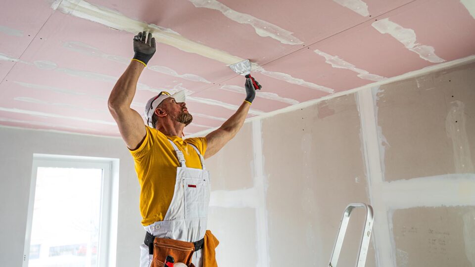 Обшивка потолка и стен гипсокартоном в новостройке. Фото: Sabrewolf / Shutterstock / Fotodom
