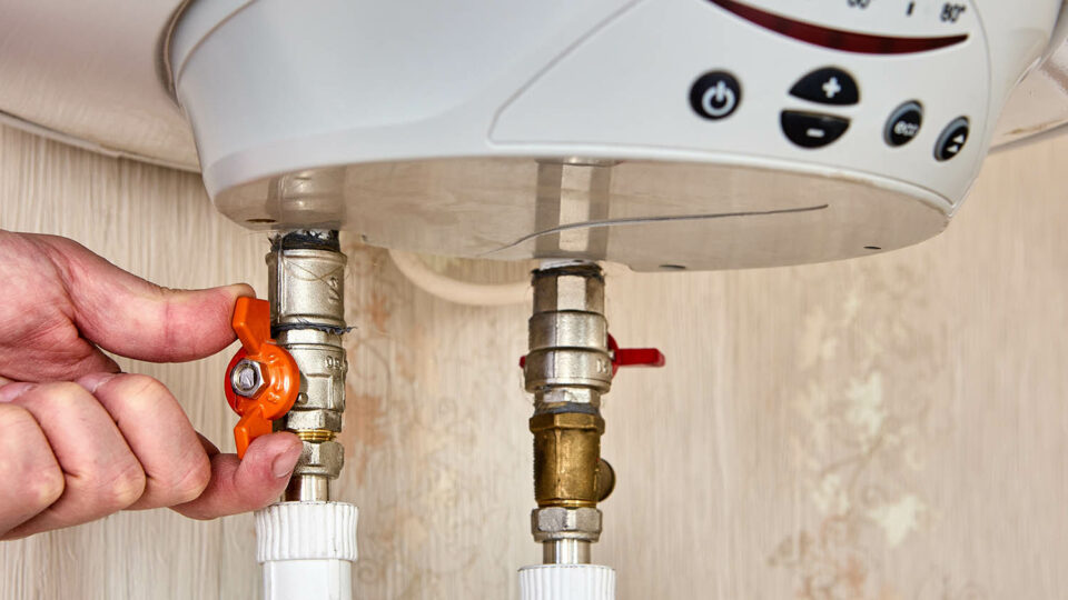 Благодаря простой конструкции и эффективности шаровый кран широко используется в бытовых системах. Фото: Grigvovan / Shutterstock / Fotodom