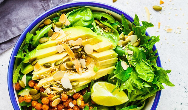 Салат с черемшой, нутом и авокадо