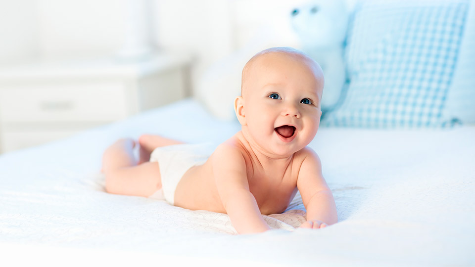 Когда и как правильно выкладывать новорожденного на животик