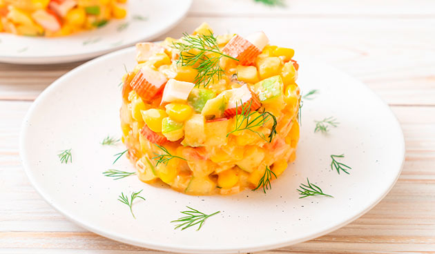 Крабовый салат с ананасами