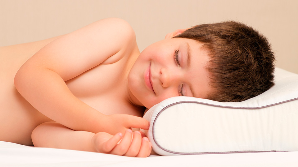 11 лучших детских ортопедических подушек в 2025 году