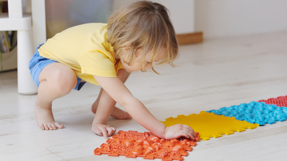 11 лучших ортопедических ковриков для детей в 2025 году
