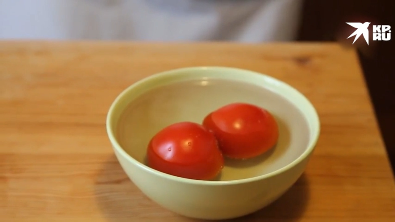 Очищаем помидоры