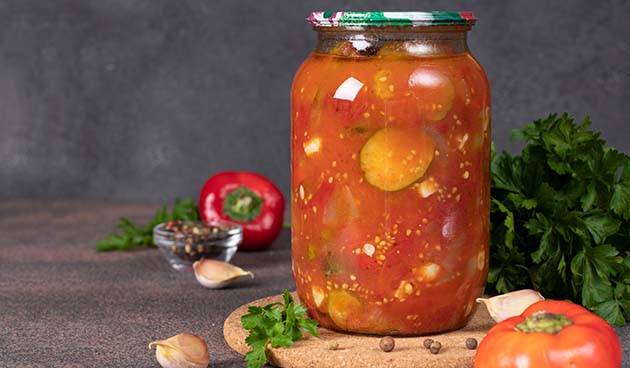 Салат с помидорами и огурцами