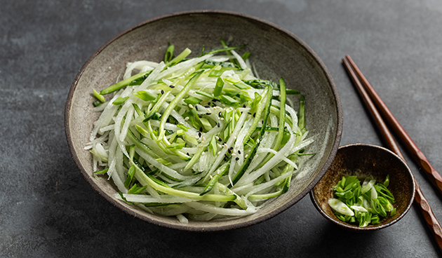 Азиатский салат с дайконом и кунжутом