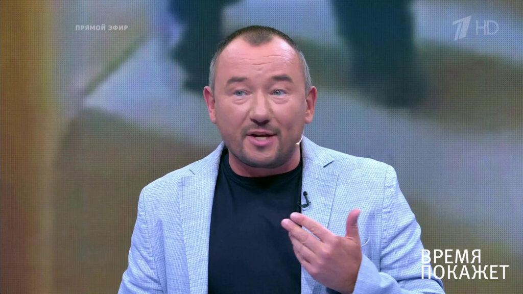 Ведущий «Первого канала» покинул студию после того, как увидел детское шоу с раздетыми взрослыми