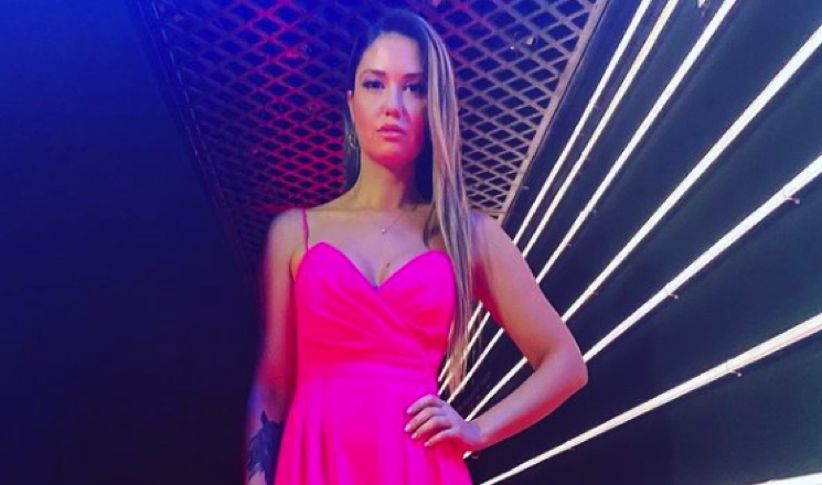 Агата Муцениеце в длинном провокационном платье вышла в свет