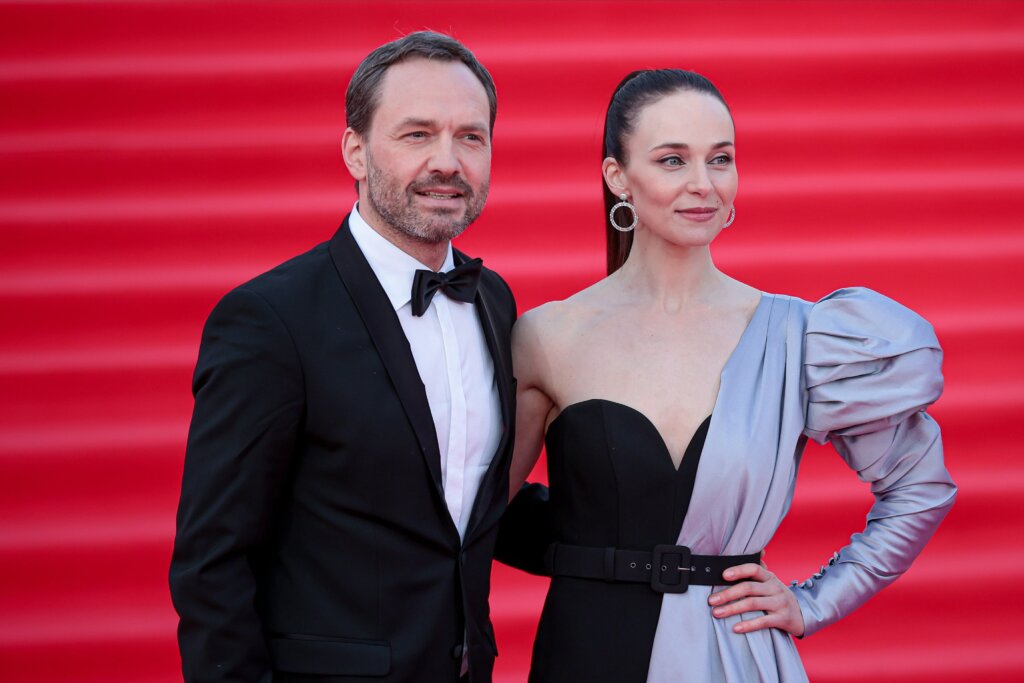 «Зачем любить того, кто не любит тебя?»: замужняя актриса Анна Снаткина заговорила об измене