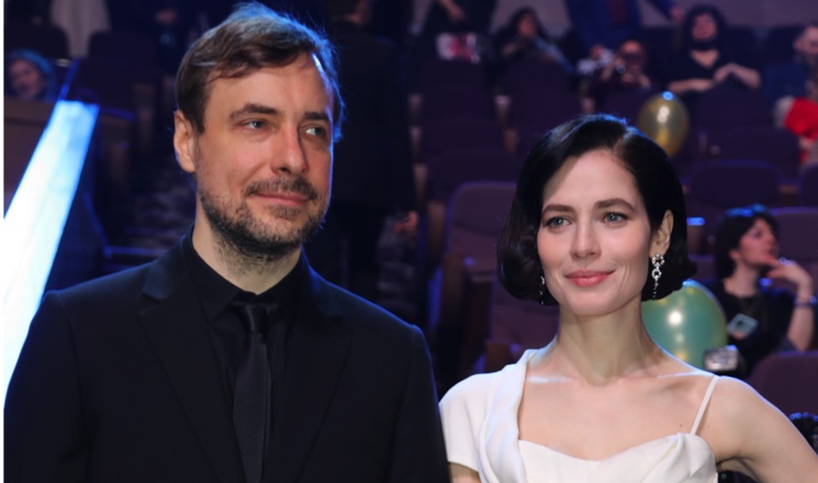 Как актер Евгений Цыганов живет на две семьи и растит восьмерых детей