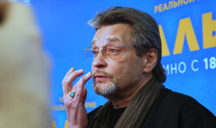 Александр Домогаров показал себя во всей красе в бассейне