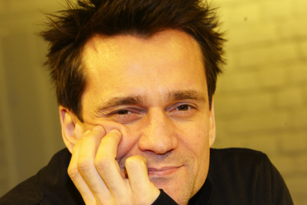 Поет в рок-группе, много лет любит одну женщину и стал отцом в 42 года: секреты счастья актера Дмитрия Миллера