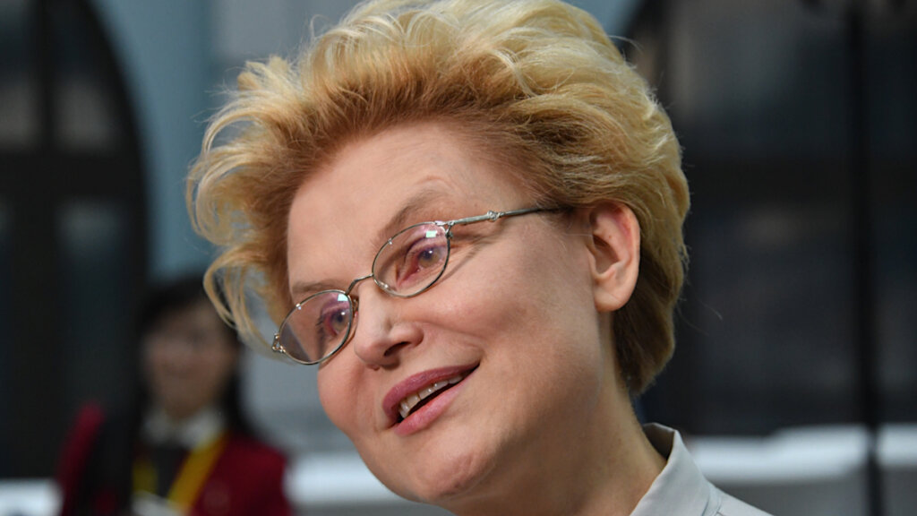 Измученная болью Елена Малышева еле ходит