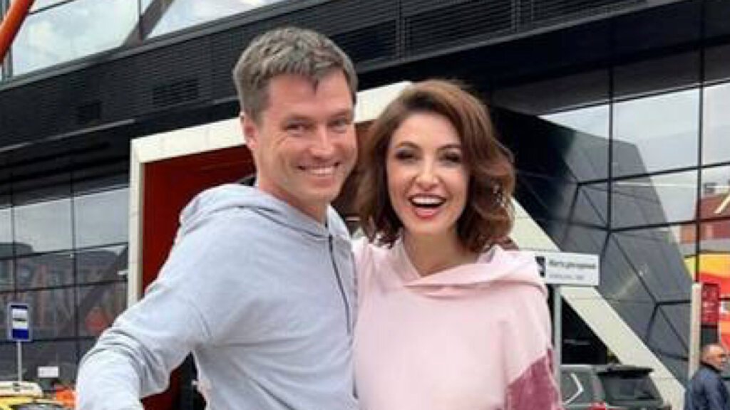 Анастасия Макеева спешно улетела из России