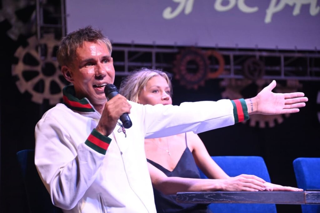 14-летняя дочь Алексея Панина работает в испанском кафе