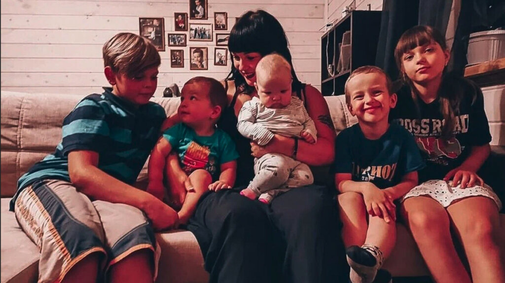 Оскандалившаяся внучка Олега Стриженова беременна шестым ребенком