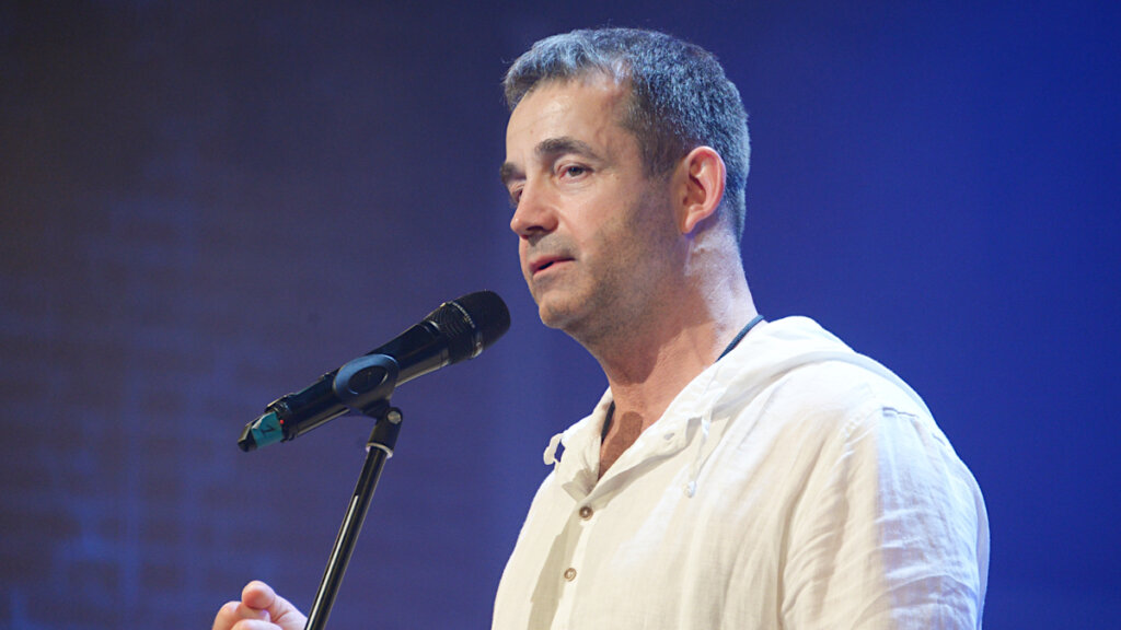 Дмитрий Певцов увез сына от Ольги Дроздовой из Москвы