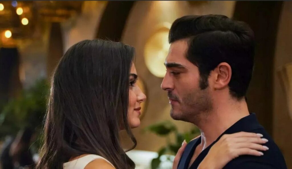 Турецкий сериал «Совершенно другой» с Ханде Эрчел и Бураком Денизом в главных ролях закрывают