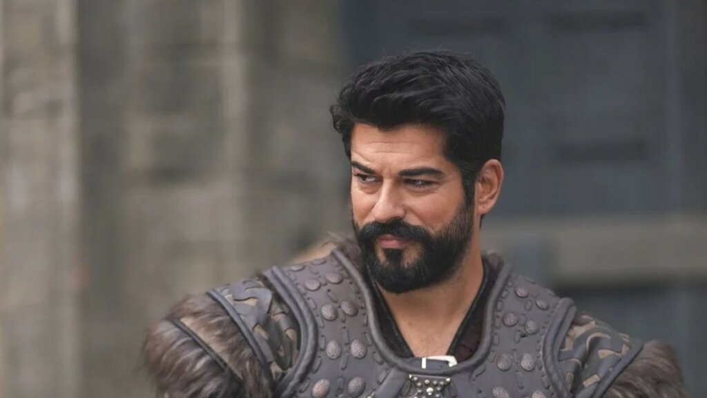 Бурак Озчивит стал «Иконой 10-летия» и поразил общественность трогательной речью