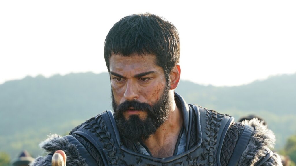 Бурак Озчивит: жил в детдоме и тщательно скрывает это