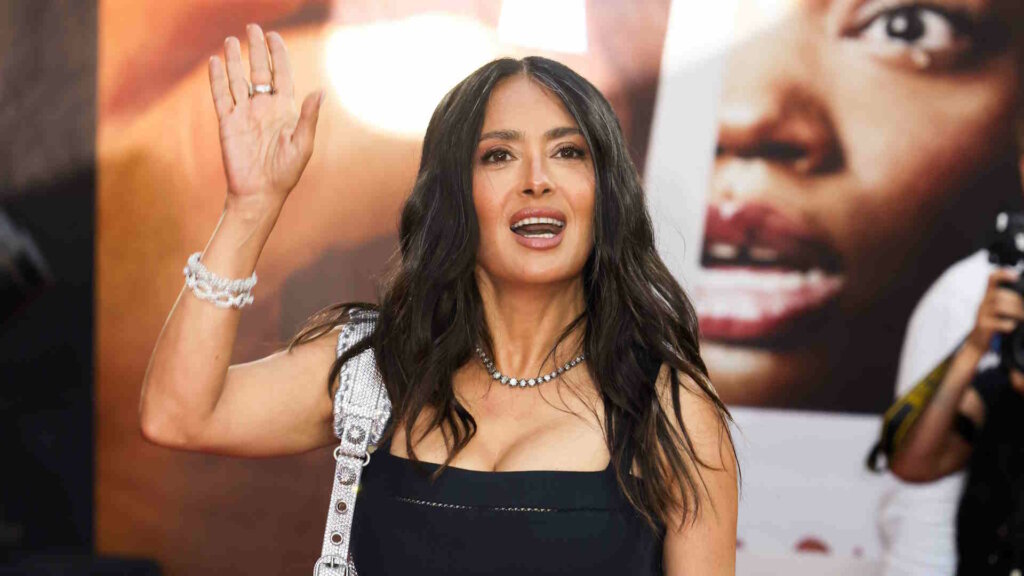 Седина и купальник: Сальма Хайек шокировала поклонников новыми фотографиями