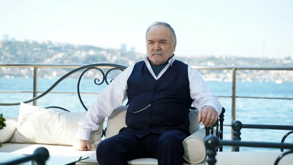 Халиса не будет: Четин Текиндор раскритиковал сценарий третьего сезона «Зимородка»