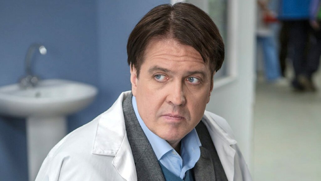 Терял сознание: звезду сериала «Кармелита» Дениса Матросова экстренно прооперировали