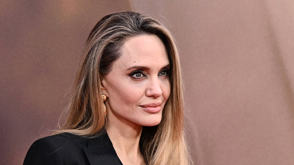 48-летняя Анджелина Джоли вышла в свет с 16-летней копией Брэда Питта