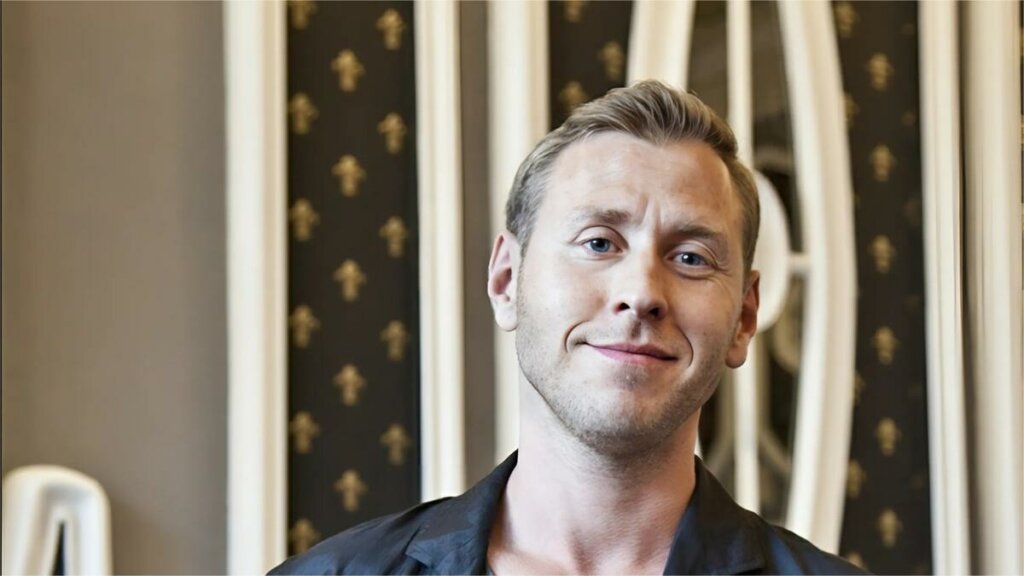 Звезда «Кухни» объявил о свадьбе с гримершей