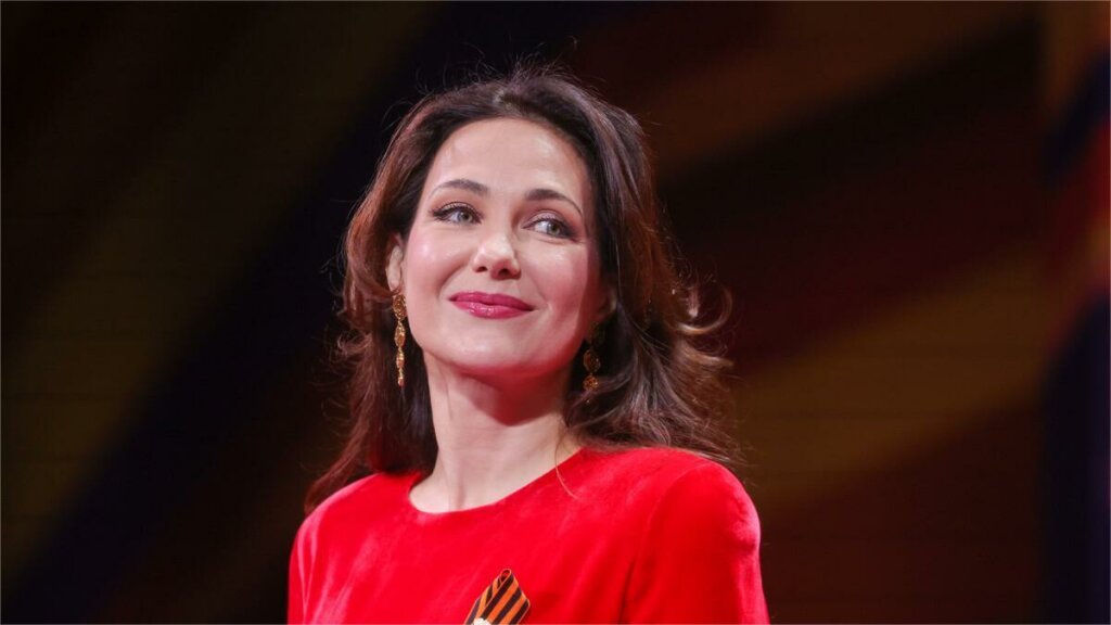 Ноги врозь: 47-летняя Екатерина Климова продемонстрировала невероятную гибкость