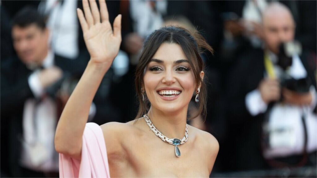 «Чудо в перьях»: Ханде Эрчел удивила своим образом на Каннском кинофестивале