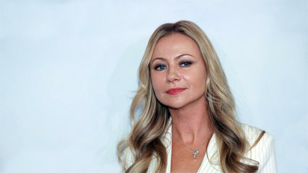 52-летняя Мария Миронова вышла в свет с пятилетним сыном Федей