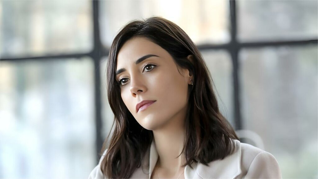 Одинокая Джансу Дере: Бездетная турецкая актриса, не любящая социальные сети