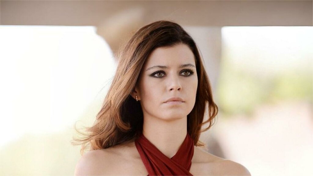 Пережила смерть любимого человека и в память о нем стала звездой турдизи: Непростая судьба Берен Саат