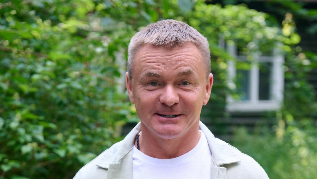 Попал в кино ребенком, обрел счастье со второй попытки, в 39 лет впервые стал отцом: как звезда «Физрука» Владимир Сычев шел к славе