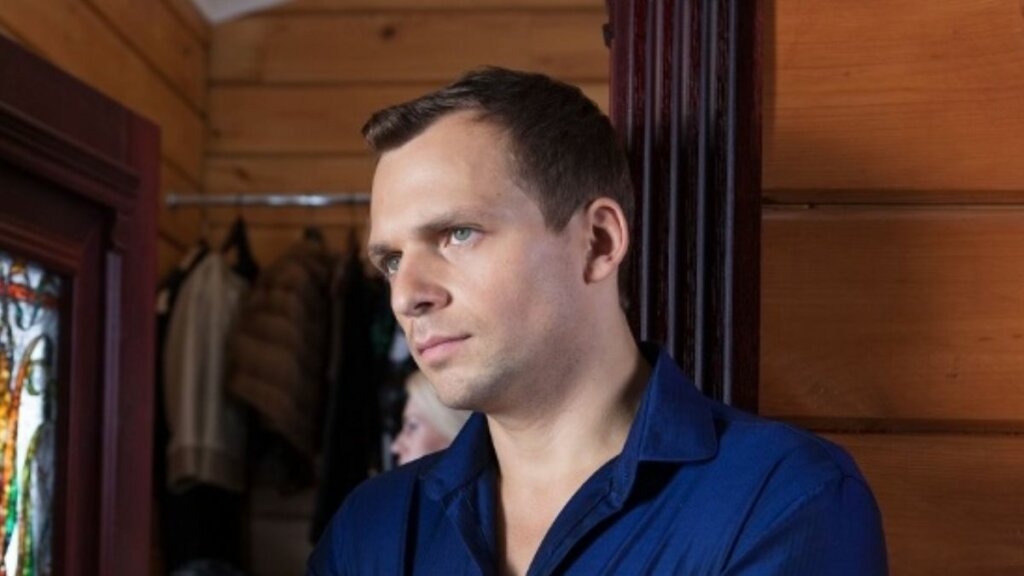 Вдова умершего после инсульта актера Алексея Янина показала подросшего сына