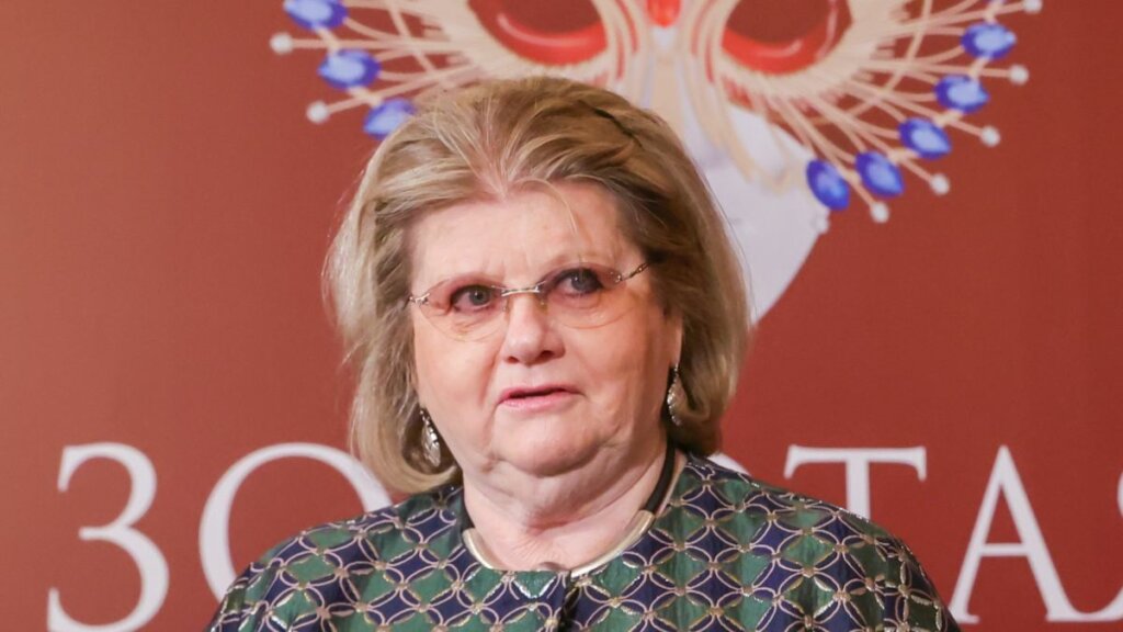 Трогательное фото Ирины Муравьевой: молилась в храме, приложилась к святым мощам